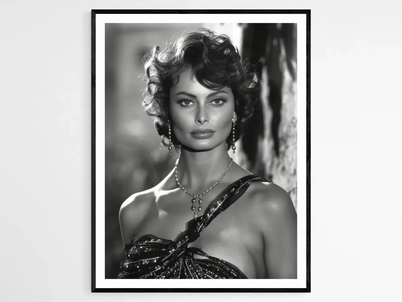 Sophia Loren, icónica diva italiana, posa con un vestido brillante y joyas deslumbrantes. Su mirada cautiva en este retrato clásico.