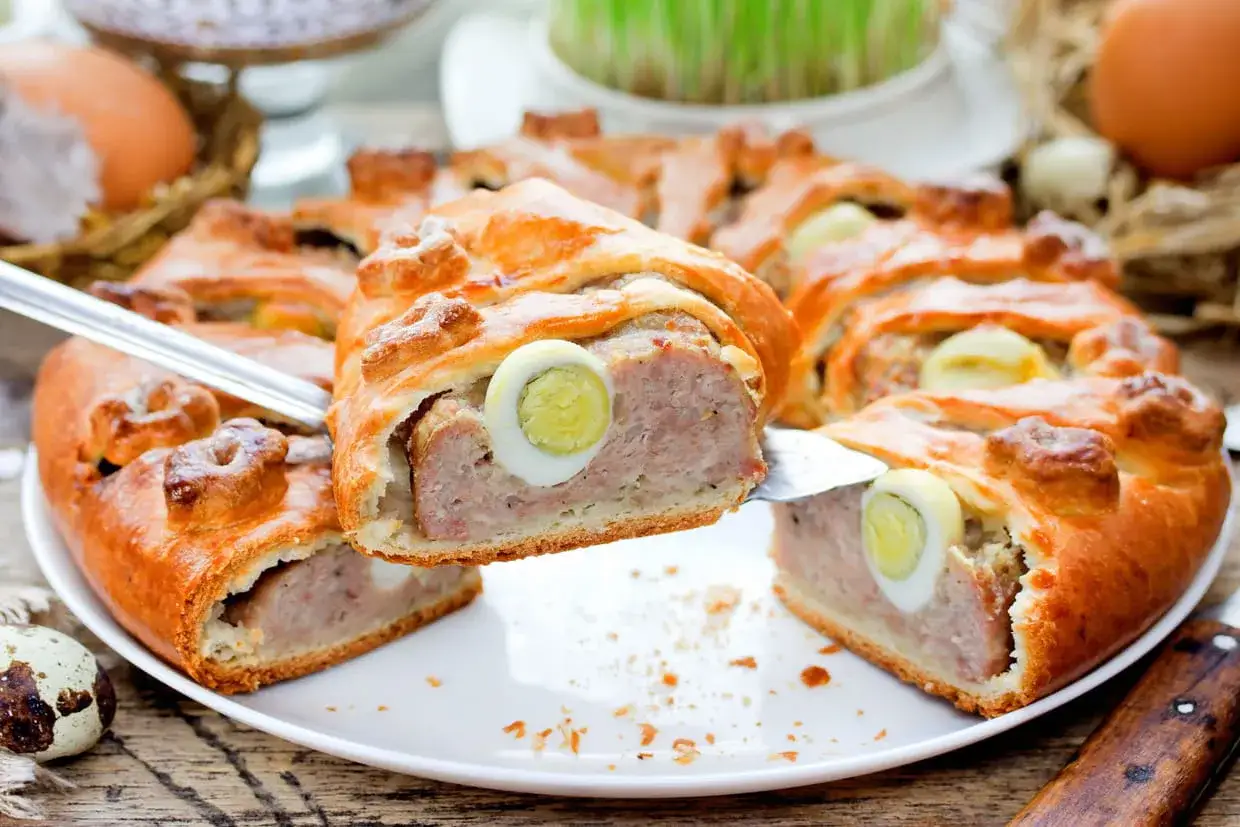 Une d&eacute;licieuse p&acirc;te de P&acirc;ques garnie de viande et d'&oelig;ufs de caille, pr&ecirc;te &agrave; &ecirc;tre partag&eacute;e.
