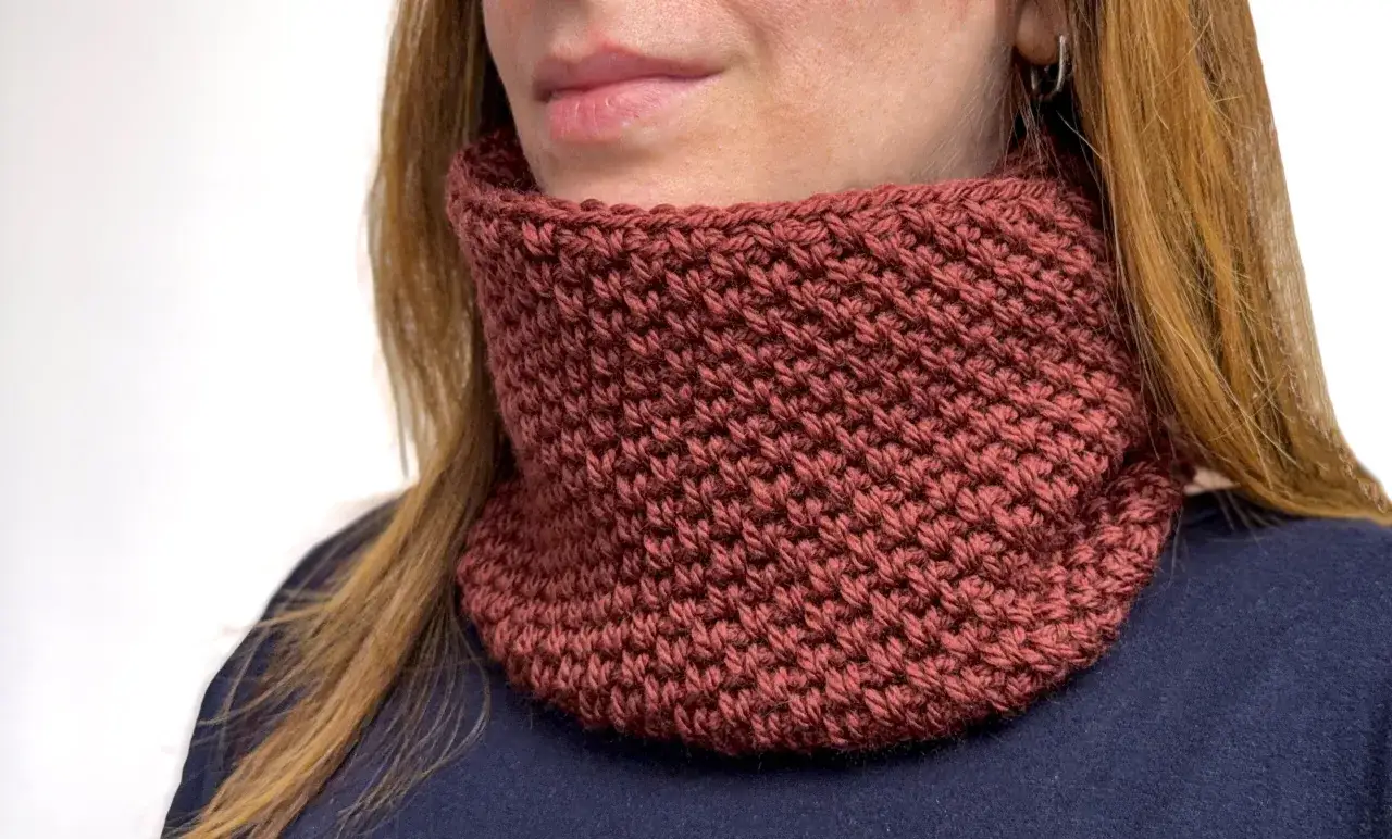 Scaldacollo ai ferri, un accessorio caldo e alla moda. Trova schemi gratis per crearlo!