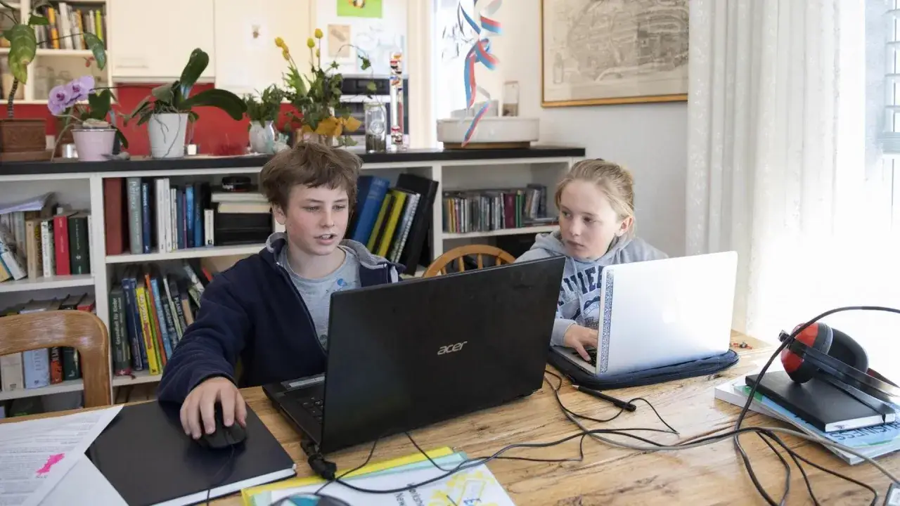 Zwei Kinder lernen zu Hause. Die **Corona**-Pandemie beschleunigte die **Digitalisierung** im Bildungswesen.