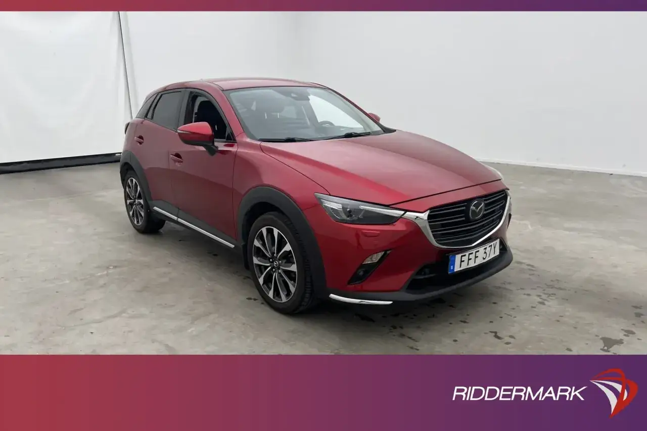 Röd Mazda CX-3, FFF 37Y, står på ett betonggolv. En potentiell Mazda CX-3 problem kan vara att den inte startar.