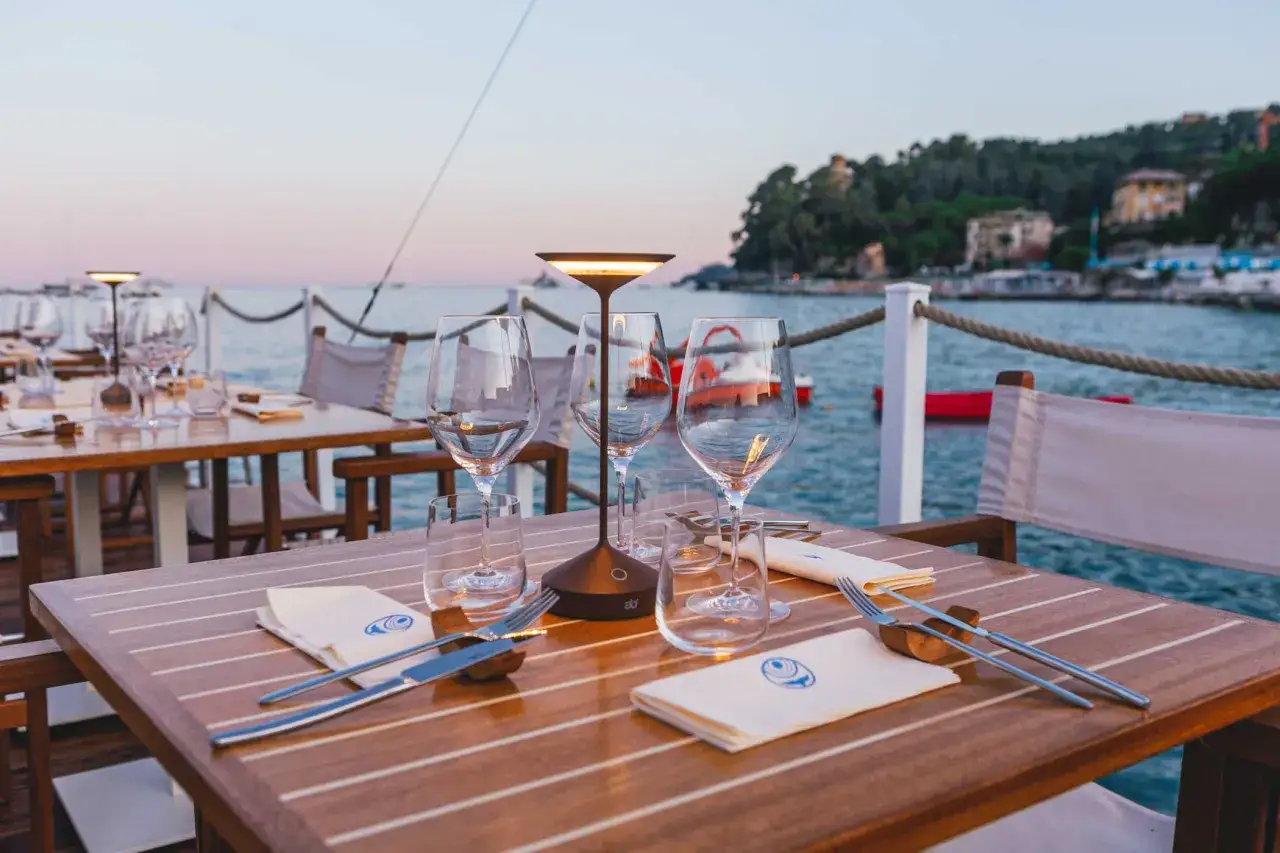 Tavoli apparecchiati con vista mare, perfetti per una cena romantica nei ristoranti di Santa Margherita Ligure.