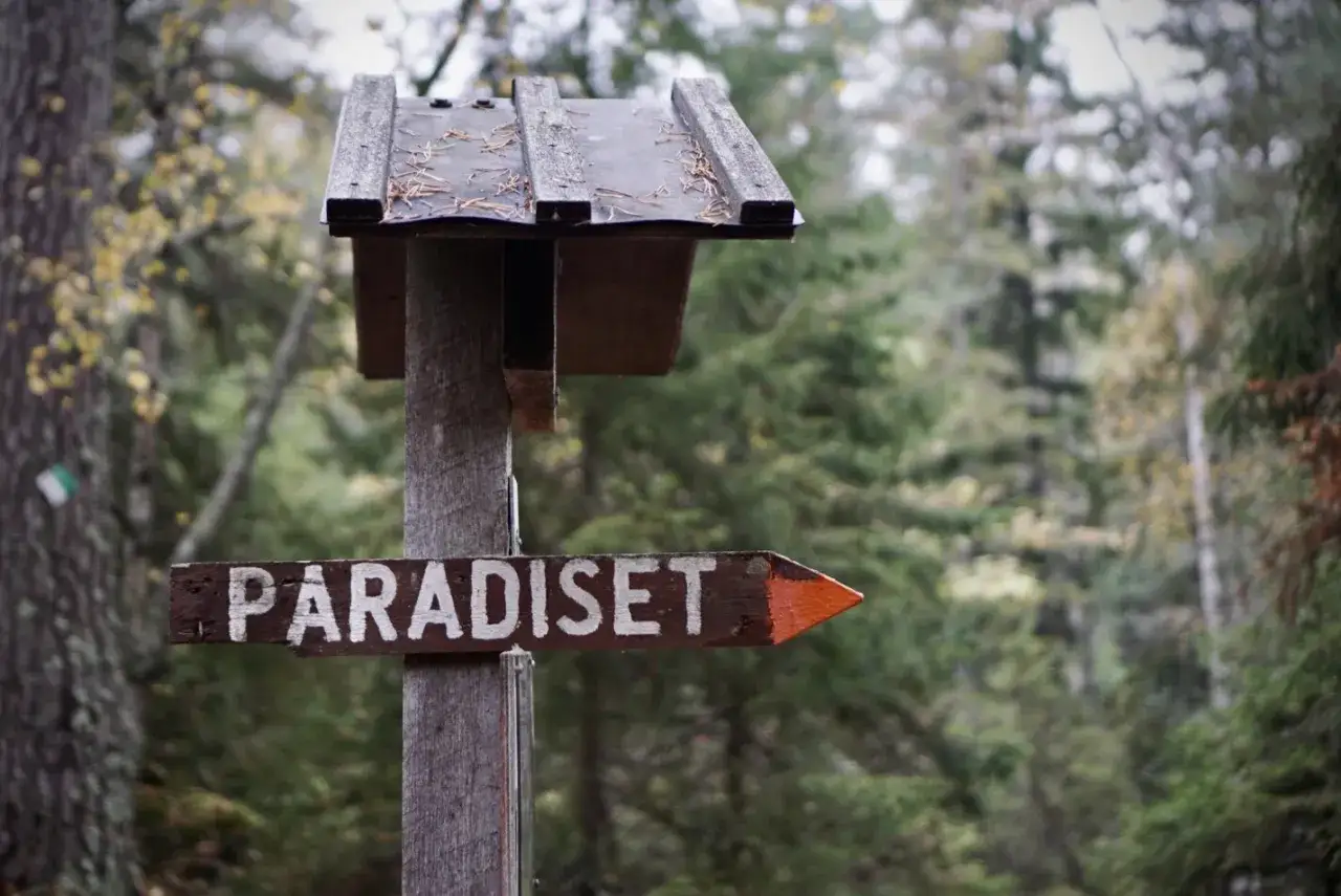 En skylt pekar mot paradisets naturreservat.