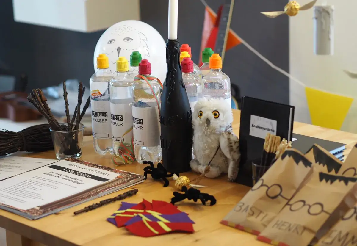 Harry Potter Geburtstag Ideen: Zauberwasserflaschen, Hedwig-Ballon, Zauberstäbe und eine Foto-Rallye für magische Feiern.