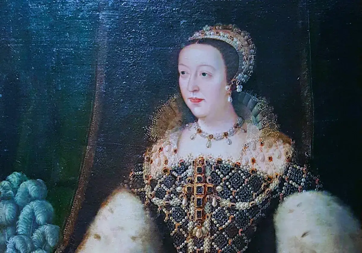 Portrait de Catherine de Médicis jeune, parée de bijoux et d'une robe somptueuse, le regard tourné vers l'avenir.
