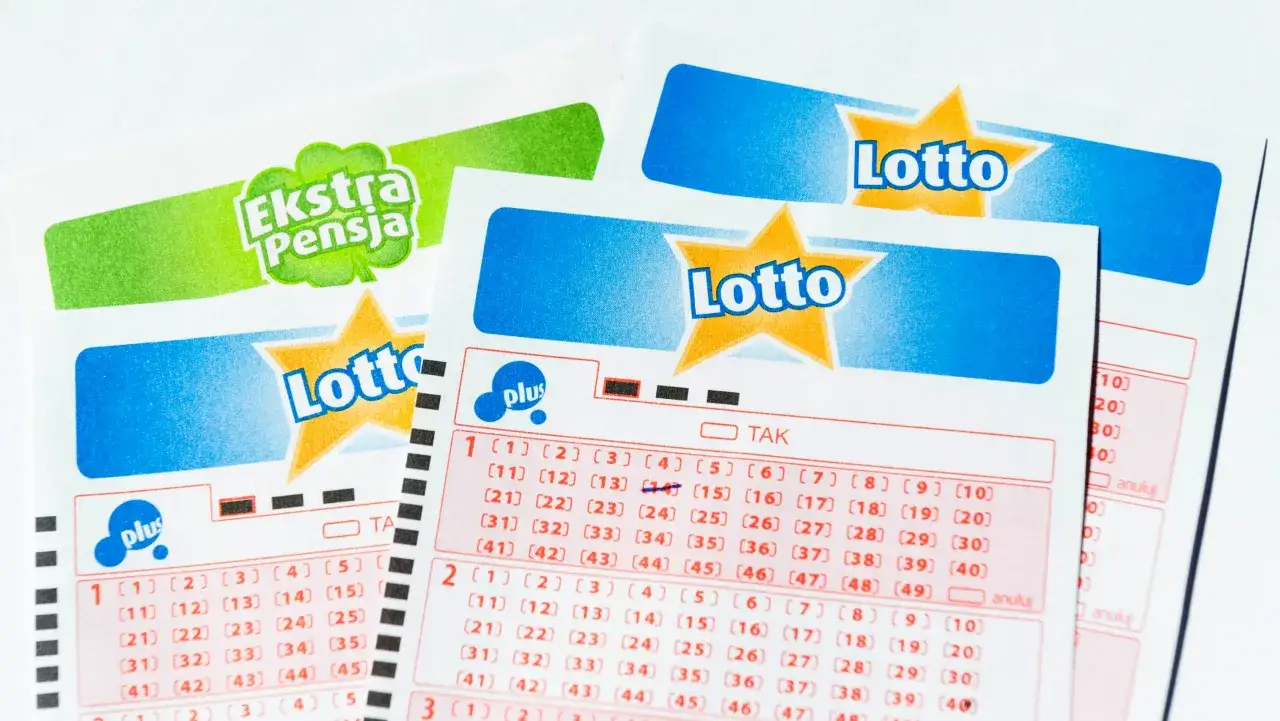 Kupony Lotto z zaznaczonymi liczbami i napisem