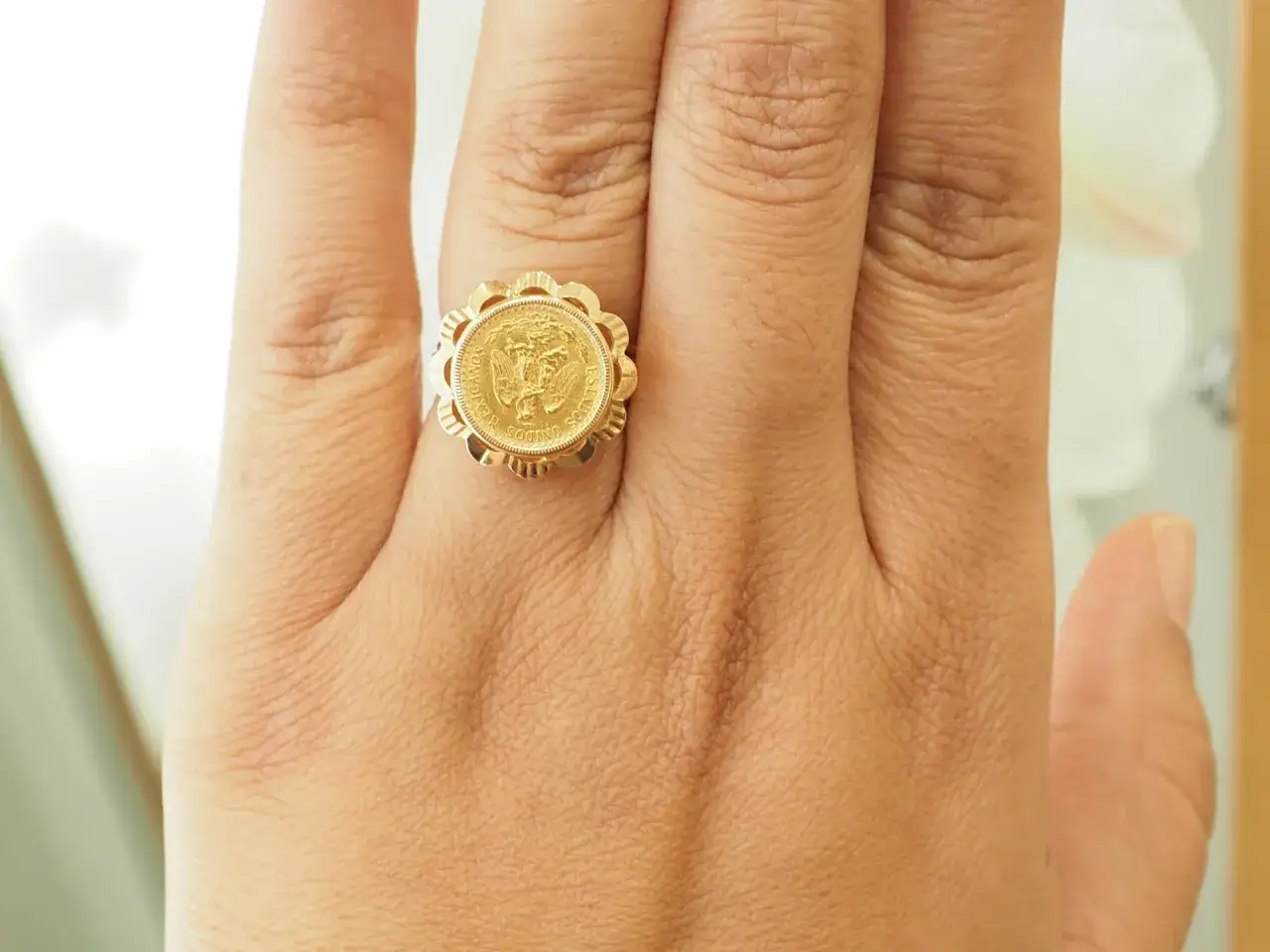 Anello con moneta d'oro, un gioiello unico che porta con sé un pezzo di storia.
