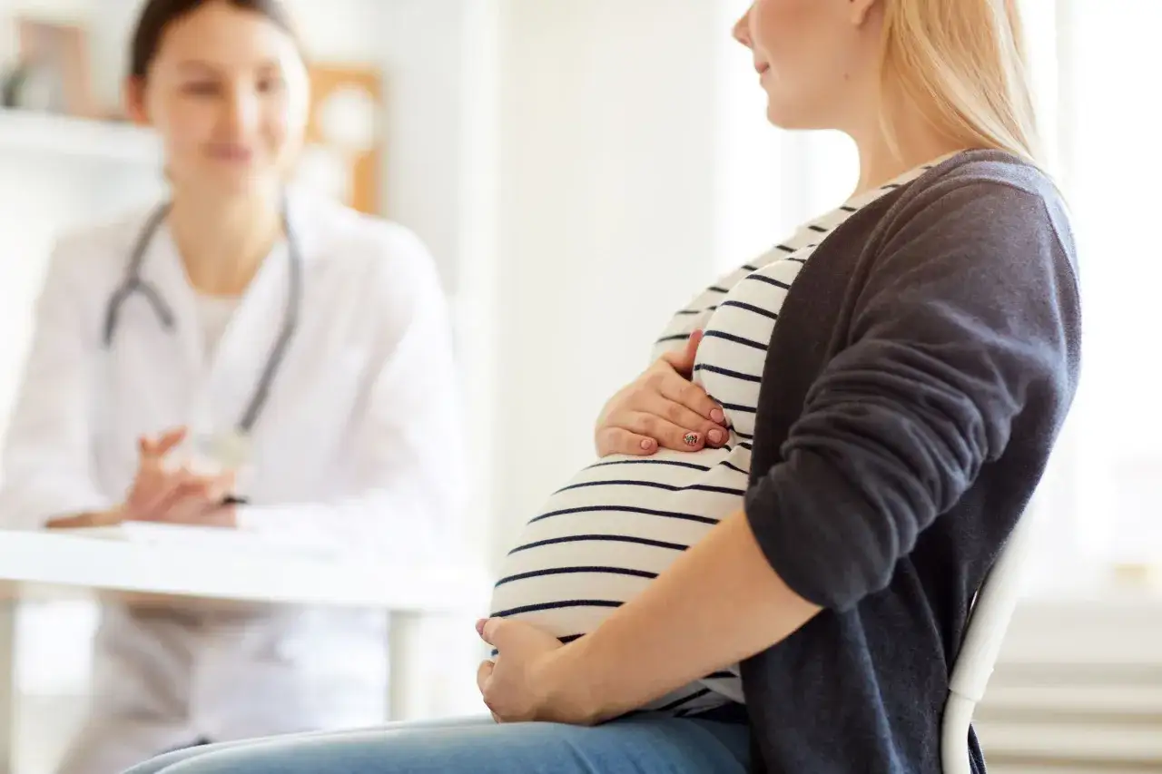 Ciężarna kobieta rozmawia z lekarzem. Skudexa na co? Zapytaj lekarza o zdrowie w ciąży.