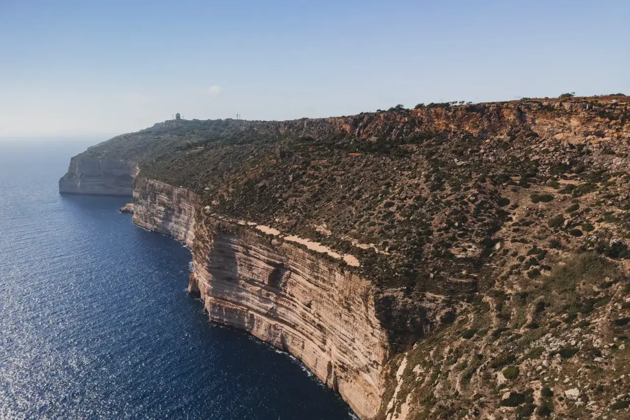 Malta: klify i morze. Czy na Malcie jest drogo? Widok zapiera dech, ale ceny mogą zaskoczyć.