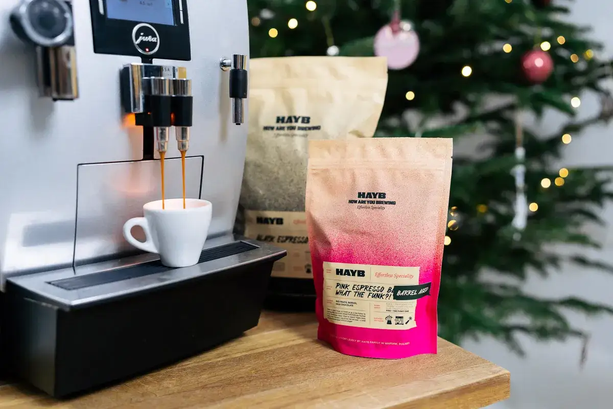 Espresso z ekspresu Jura, obok paczki kawy HAYB 