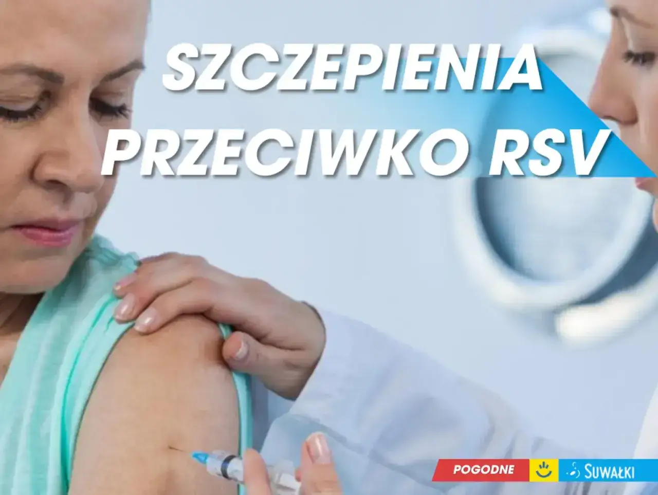 Szczepienia przeciwko RSV. Lekarz podaje szczepionkę na RSV starszej kobiecie.