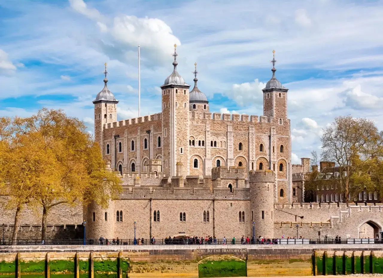 Tower of London, z jego kamiennymi wieżami i wieżyczkami, skrywa wiele ciekawostek. Widok na Traitors' Gate przypomina o burzliwej historii.