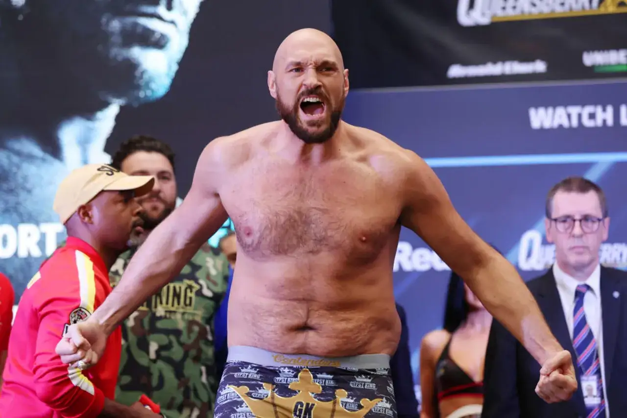 Tyson Fury visar upp sin imponerande fysik och sitt vilda vr&aring;l. Hans vikt &auml;r tydlig i den muskul&ouml;sa kroppen.