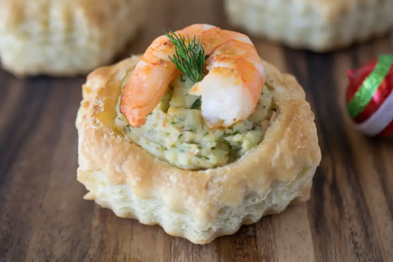 Vol-au-vent garni d'une crevette et d'aneth. La diff&eacute;rence entre vol-au-vent et bouch&eacute;e &agrave; la reine r&eacute;side dans la garniture.