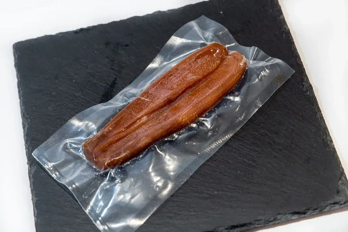 Dos delicadas botargas envasadas al vac&iacute;o, listas para realzar cualquier plato con su sabor marino.