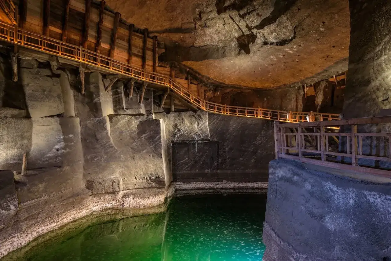 Podziemne jezioro w Kopalni Soli Wieliczka, z drewnianymi kładkami. Warto kupić kopalnia wieliczka bilety, by zobaczyć to cudo.