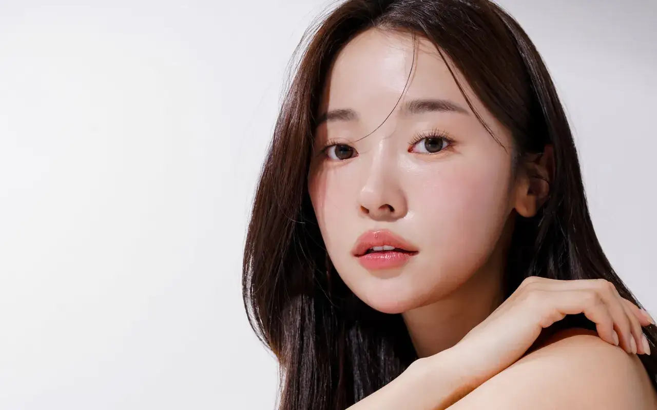 Młoda Koreanka z promienną cerą, dow&oacute;d na to, jak koreanki dbają o cerę. Delikatny makijaż podkreśla jej naturalne piękno.