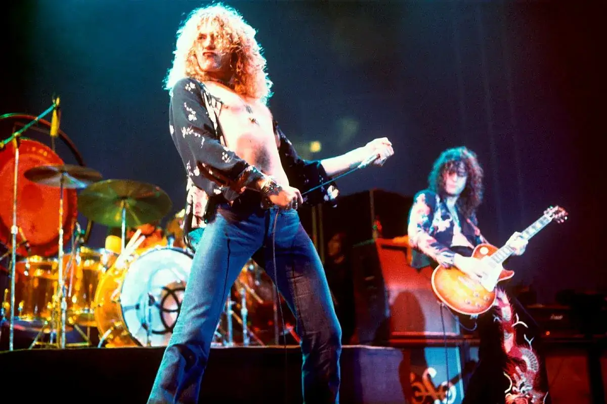 Robert Plant śpiewa na koncercie Led Zeppelin, Jimmy Page gra na gitarze.