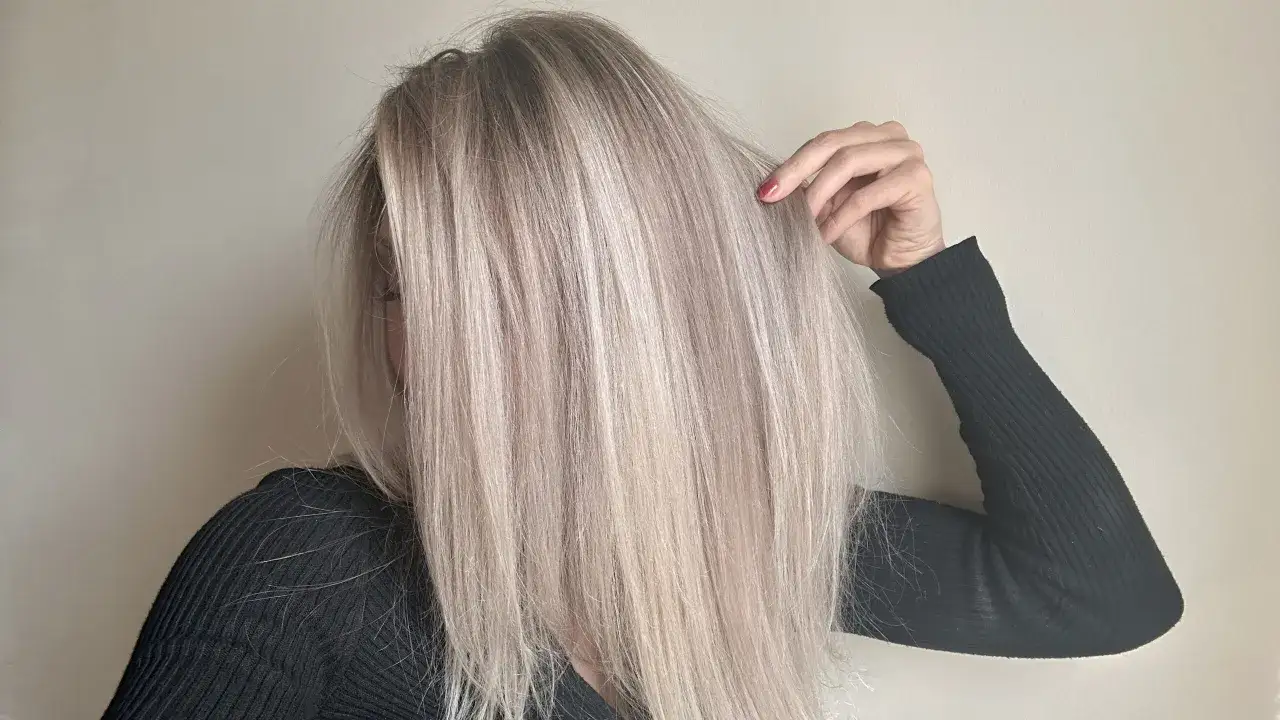 Vorher-Nachher-Vergleich: Dunkle Ansätze und helle Längen, perfektioniert durch Reverse Balayage für einen natürlichen Farbverlauf.