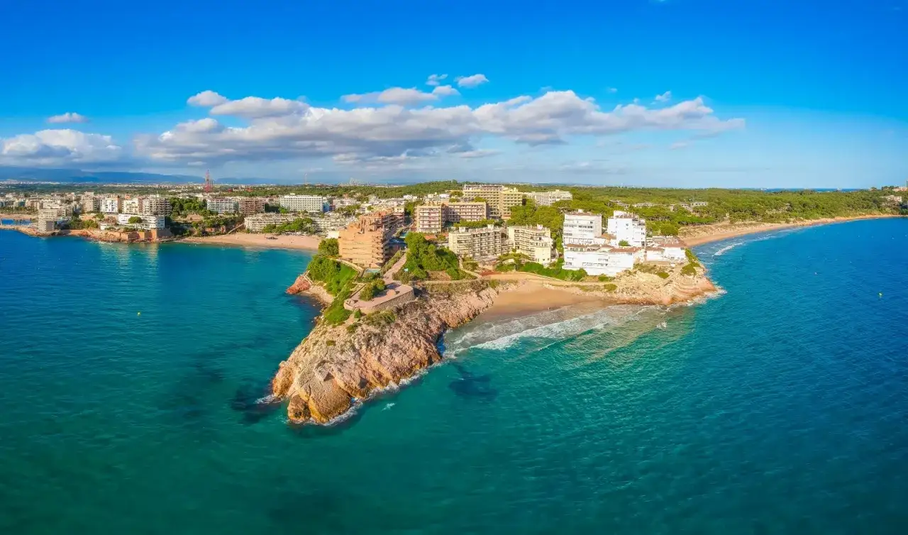 Vista aerea di Tarragona, con le sue splendide spiagge bagnate da un mare turchese e edifici moderni che si affacciano sulla costa.