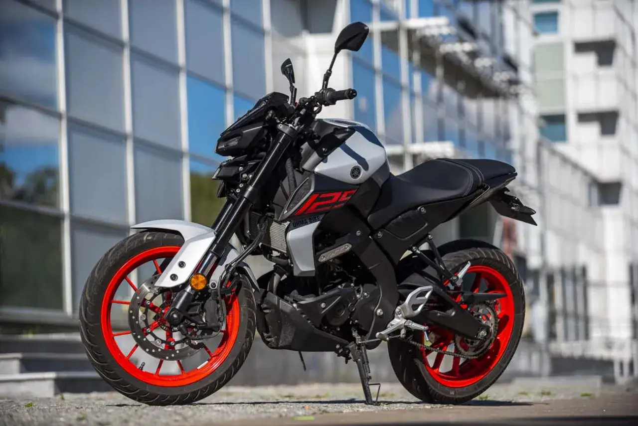 Yamaha MT-125 z czerwonymi felgami, gotowy do jazdy z maksymalną mocą.