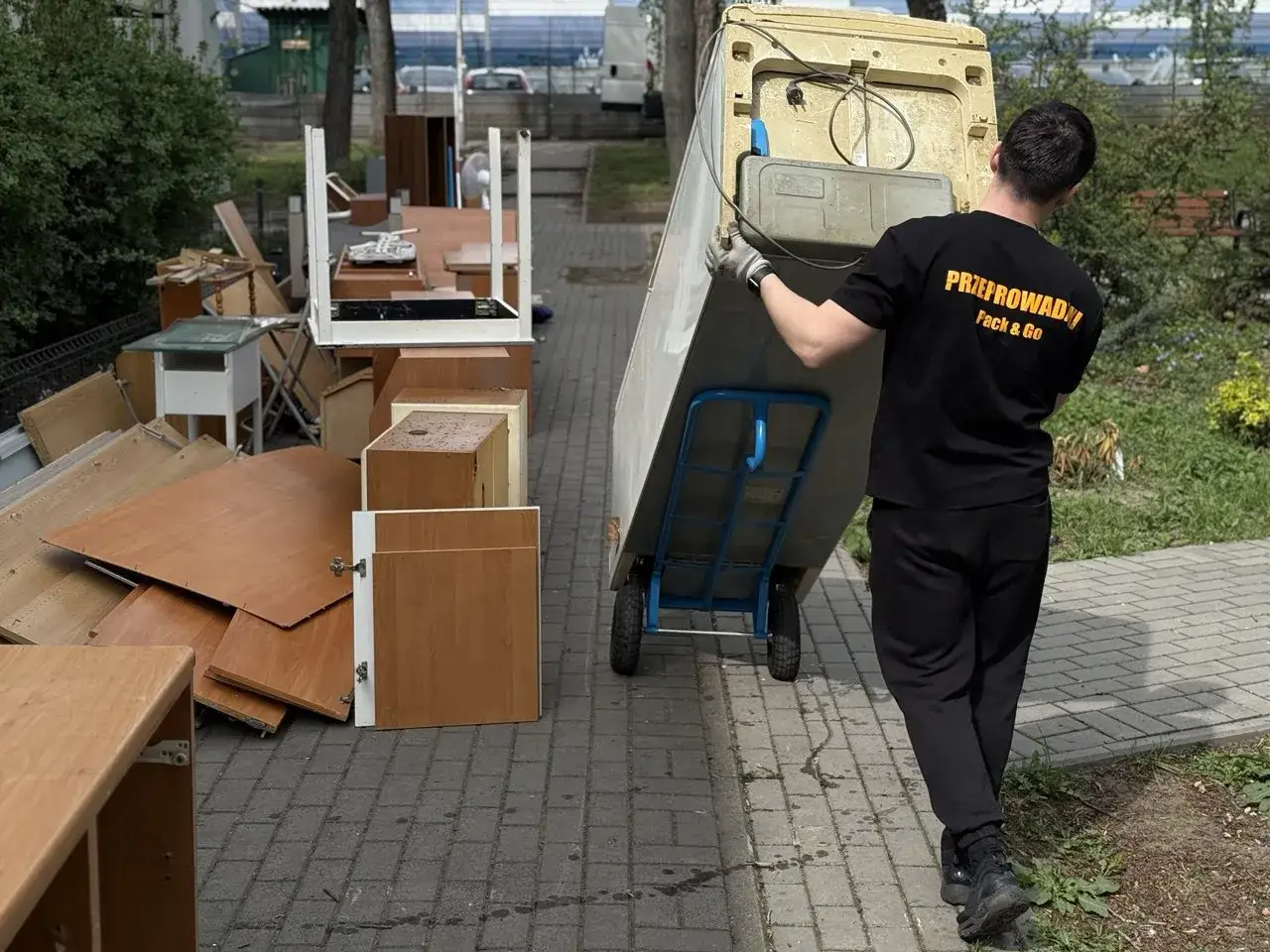 Pomoc w transporcie mebli dla potrzebujących w Warszawie. Stare meble czekają na nowe życie.