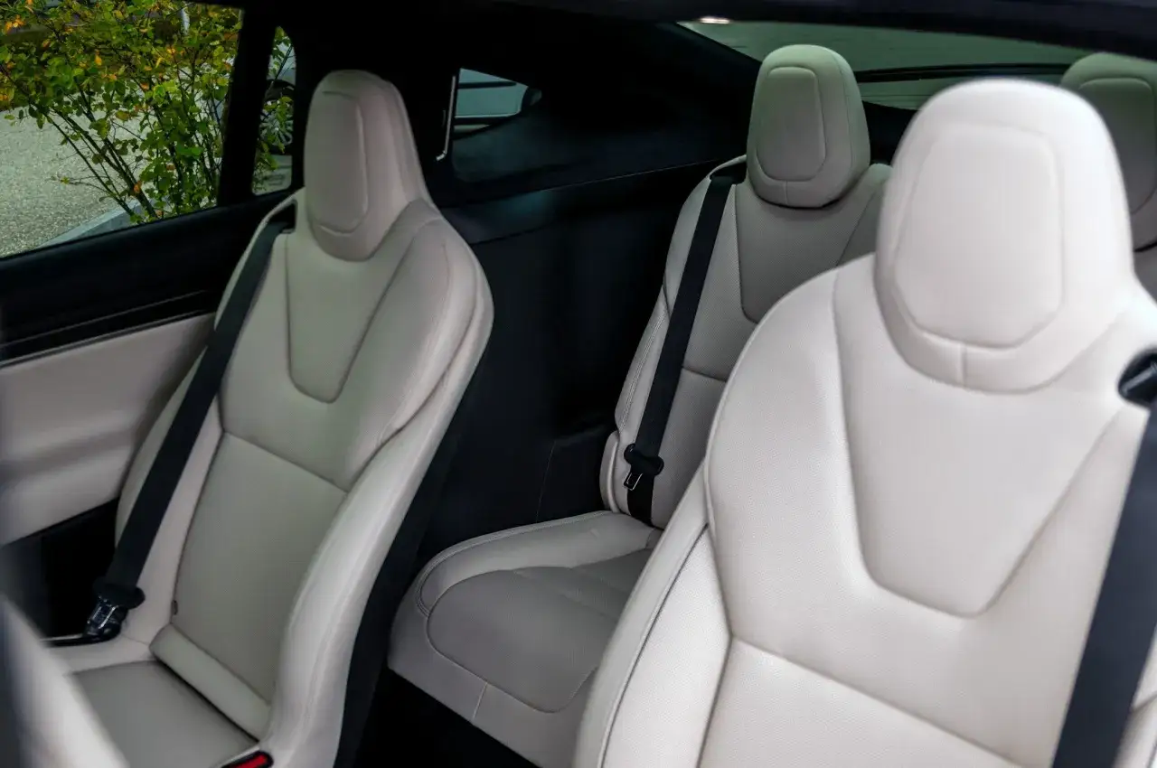 Wnętrze Tesli z jasnymi sk&oacute;rzanymi fotelami. Zastanawiasz się, ile kosztuje najdroższa Tesla?