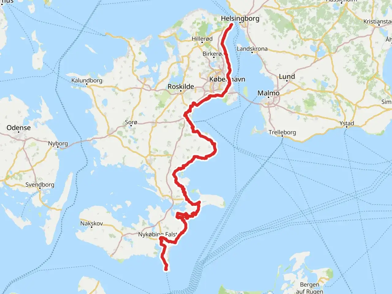 Ruta ciclista EuroVelo 7 serpentea por Dinamarca, conectando Helsingborg con Nykøbing Falst, pasando por Copenhague y otras ciudades.
