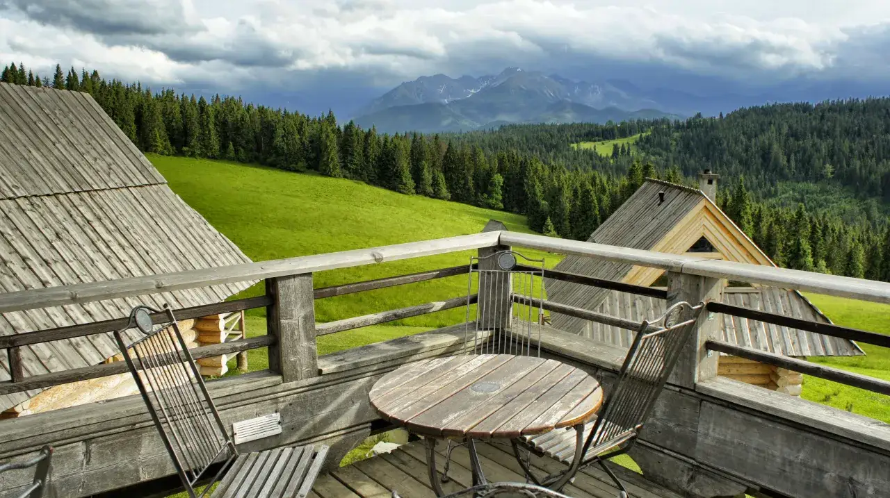 Ludzie cieszący się widokiem na Tatry z karczmy