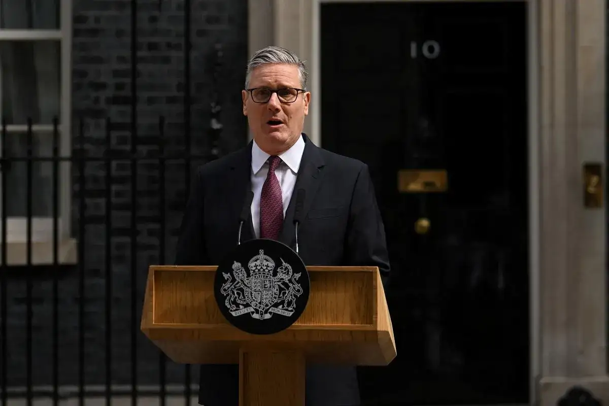 Premier Wielkiej Brytanii przemawia przed drzwiami numer 10 Downing Street.