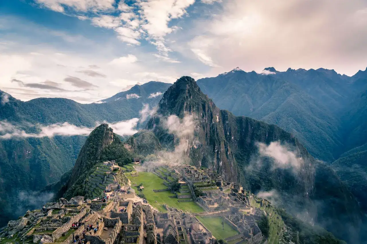 Machu Picchu w chmurach. Idealny czas, kiedy najlepiej lecieć do Peru, to okres od maja do października, gdy jest pora sucha.