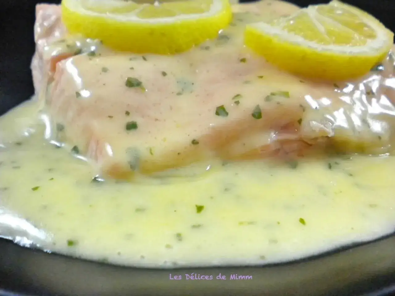 Un d&eacute;licieux morceau de poisson napp&eacute; d'une onctueuse sauce pour poisson, garni de fines rondelles de citron.