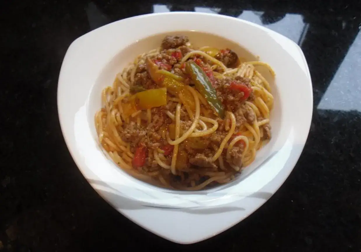 spaghetti z mięsem mielonym i warzywami
