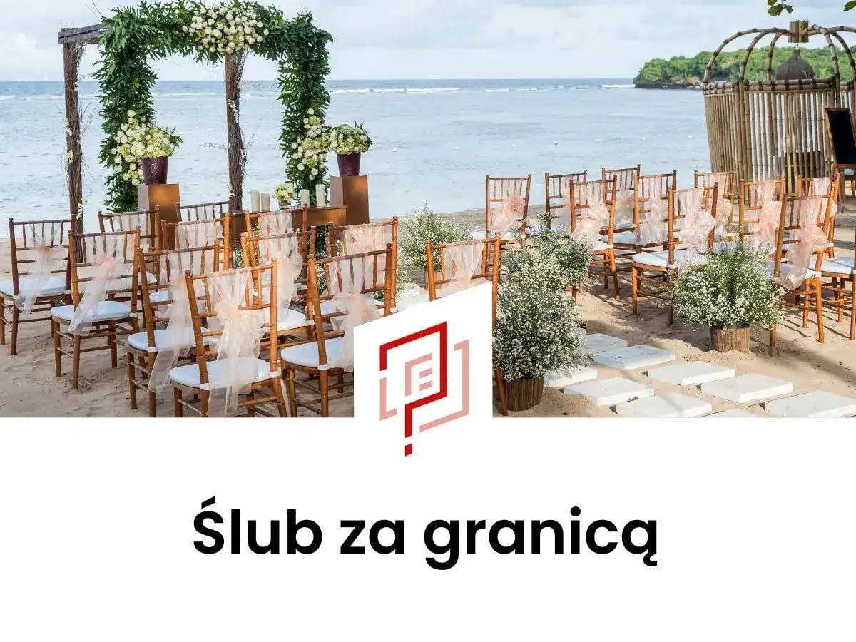Ustawione krzesła i łuk ślubny na plaży zapraszają na wymarzony ślub za granicą.