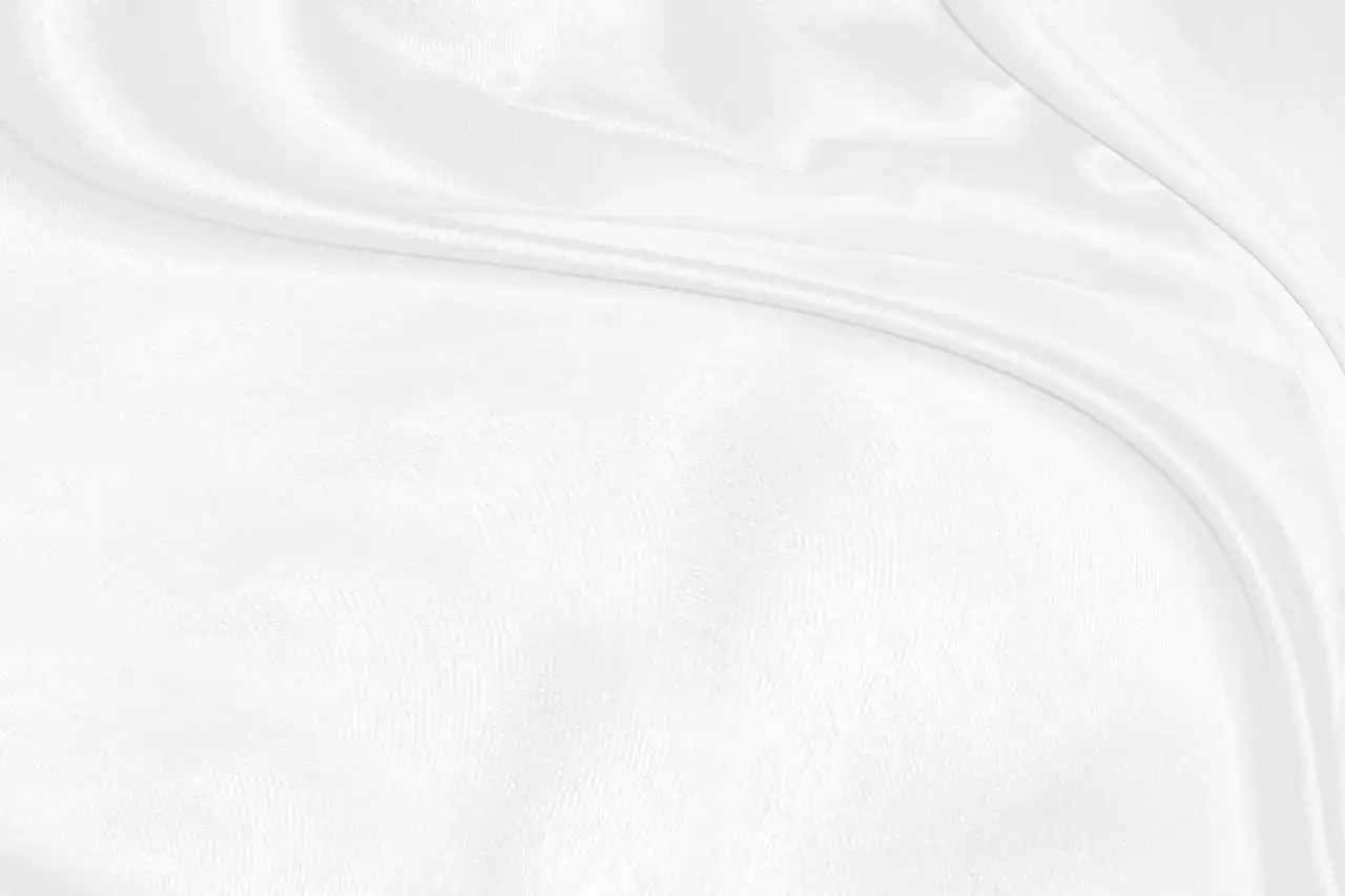 Gl&auml;nzendes, wei&szlig;es Satin, das weich f&auml;llt und schimmert. Ein Stoff, der Eleganz und Luxus ausstrahlt.