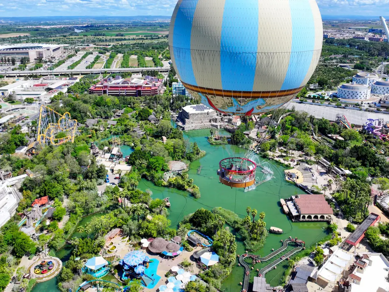 Luftaufnahme eines Freizeitparks mit einem riesigen Ballon, der &uuml;ber einem See schwebt. Die 