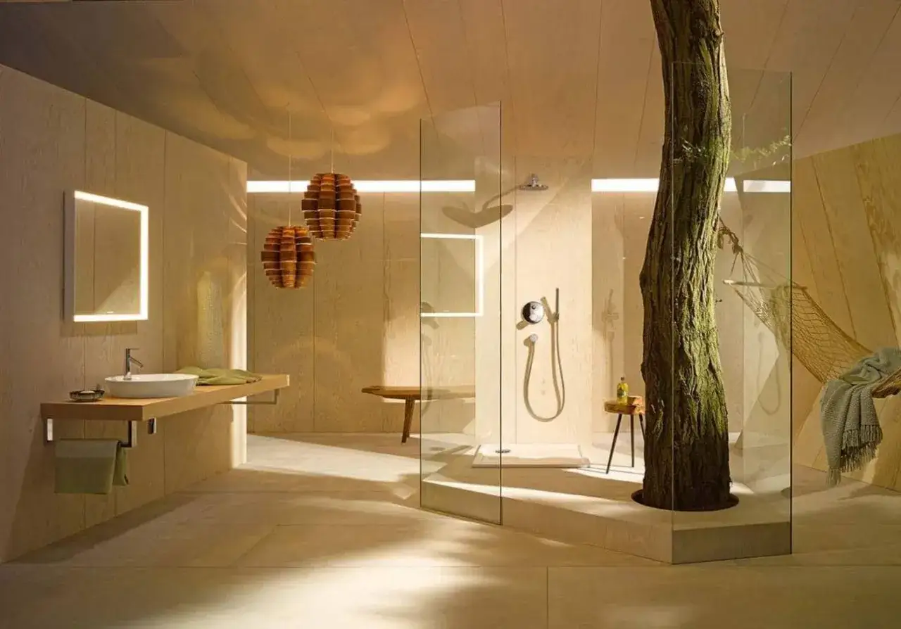 Une **salle de bain minimaliste** avec un arbre au milieu, une douche en verre, un lavabo flottant et une balançoire.
