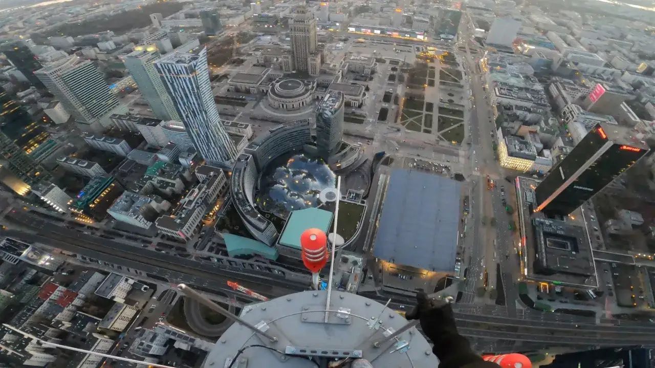 Widok z góry na Warszawę, widać wieżowce, w tym Varso Tower. Ile m ma Varso Tower? 310 m.