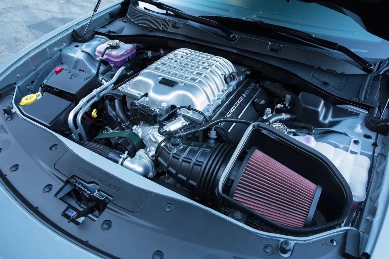 Silnik V8 HEMI z kompresorem, serce Dodge Charger Hellcat, gotowe do uwolnienia mocy.