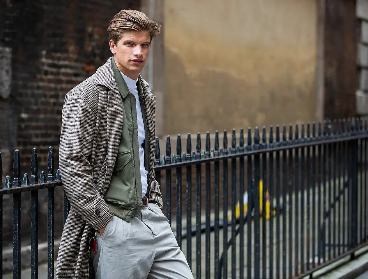 Uomo con giacca a quadri e gilet verde sopra camicia bianca: un'idea di cosa mettere sopra la camicia uomo per un look casual chic.