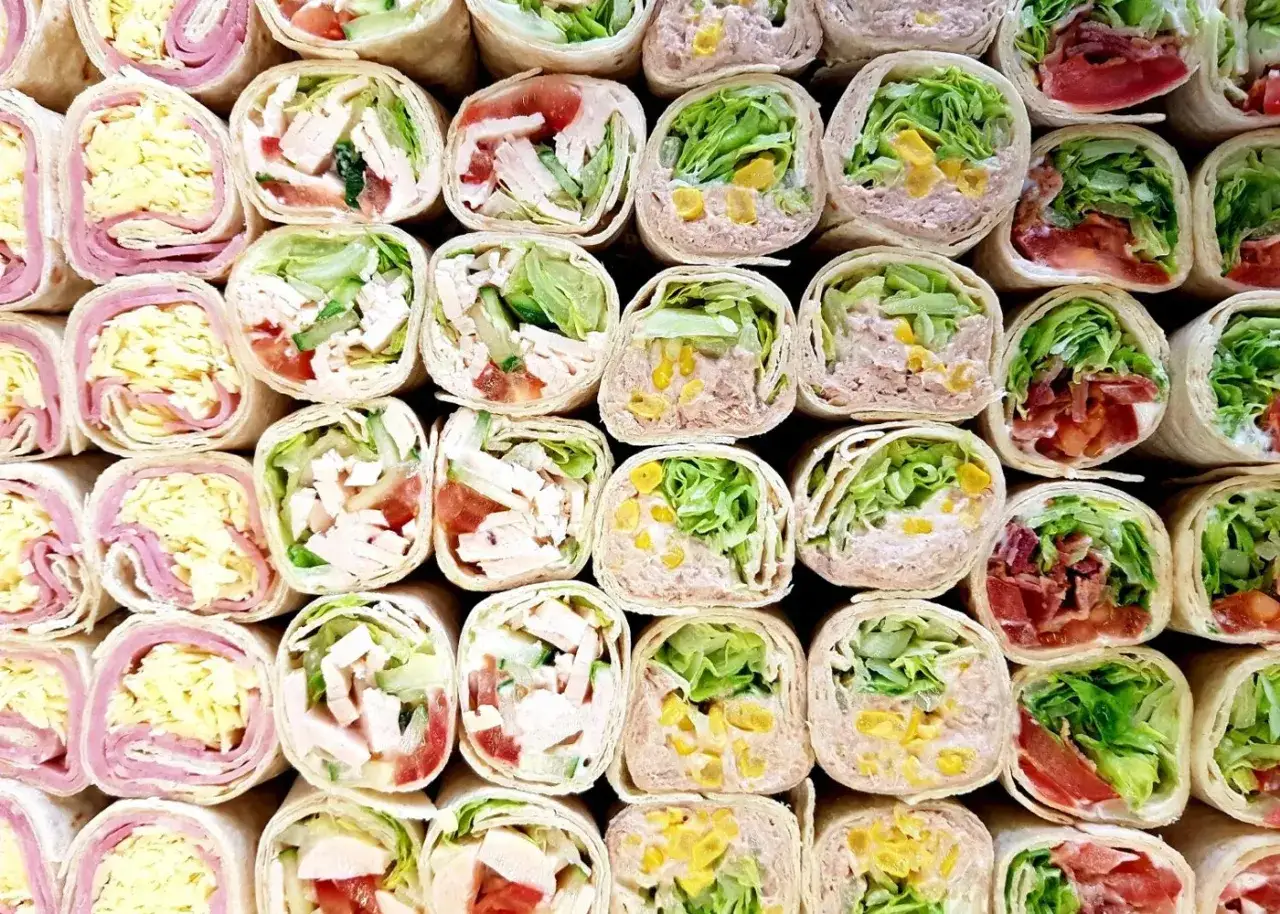 Viele leckere Wraps-Ideen: gefüllt mit Hähnchen, Thunfisch, Schinken und Käse. Perfekt für jeden Anlass!