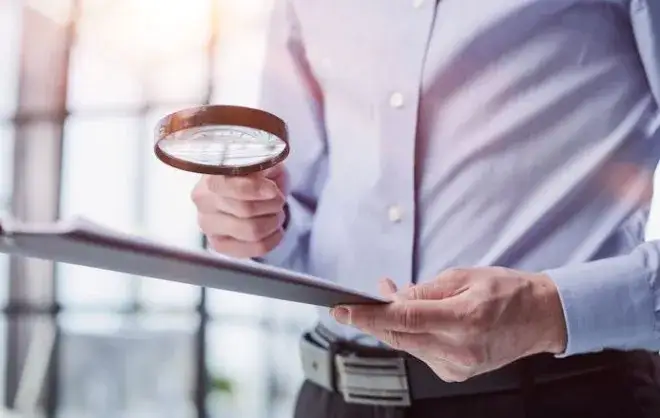 osoba z lupą w hotelu, dbałość o szczeg&oacute;ły