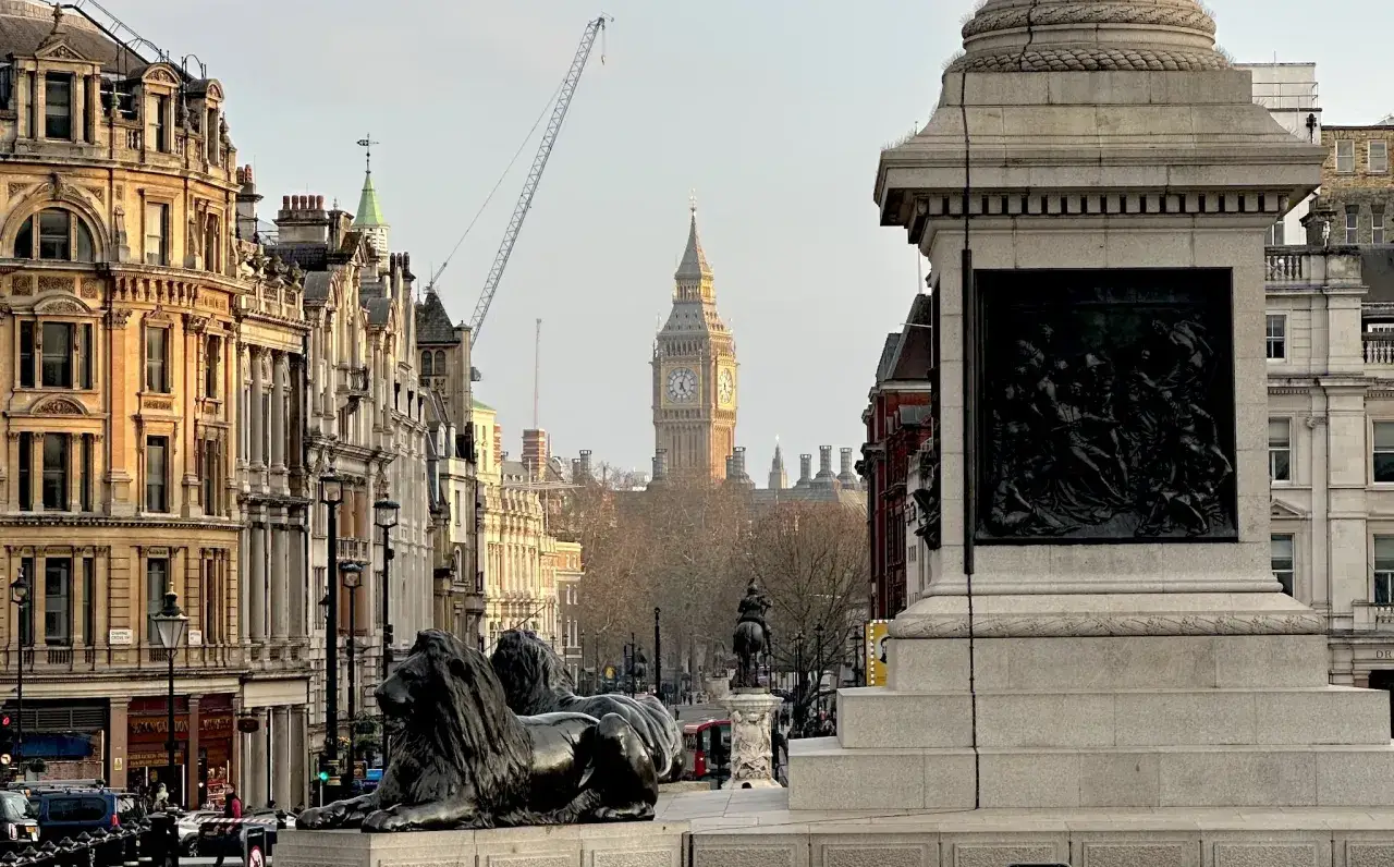 Londyn, Big Ben, lwy na cokole. Zastanawiasz się, ile pieniędzy zabrać do Londynu na zwiedzanie?