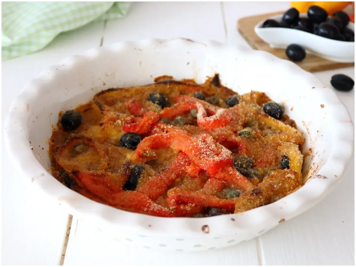 Peperoni gratinati al forno, un piatto saporito con olive nere e capperi, pronto per essere gustato.