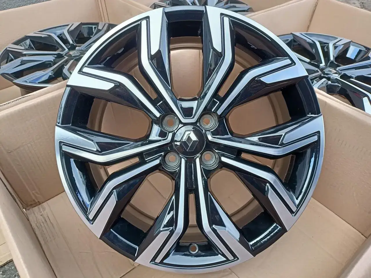 Nowe felgi do Renault Clio II 1.2, idealne do zmiany rozmiaru opon i nadania autu sportowego wyglądu.