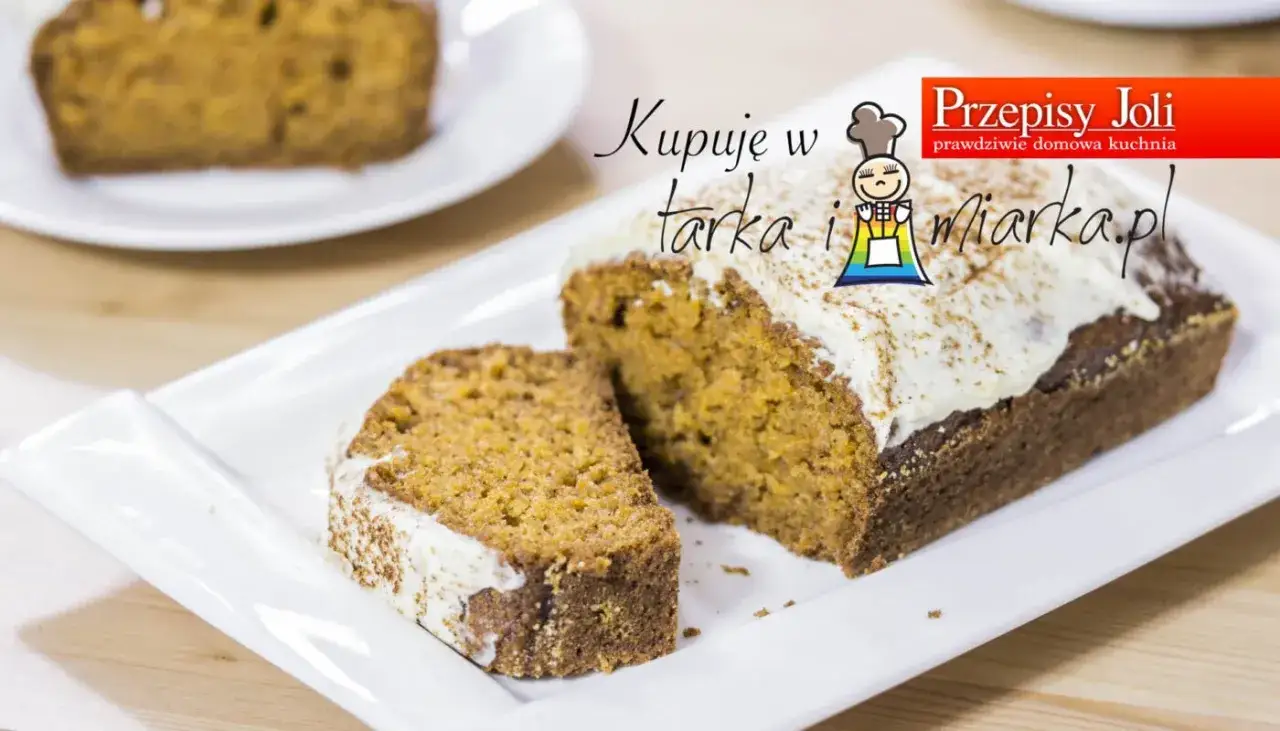 Szybkie i tanie ciasto marchewkowe z kremowym lukrem, idealne na deser.