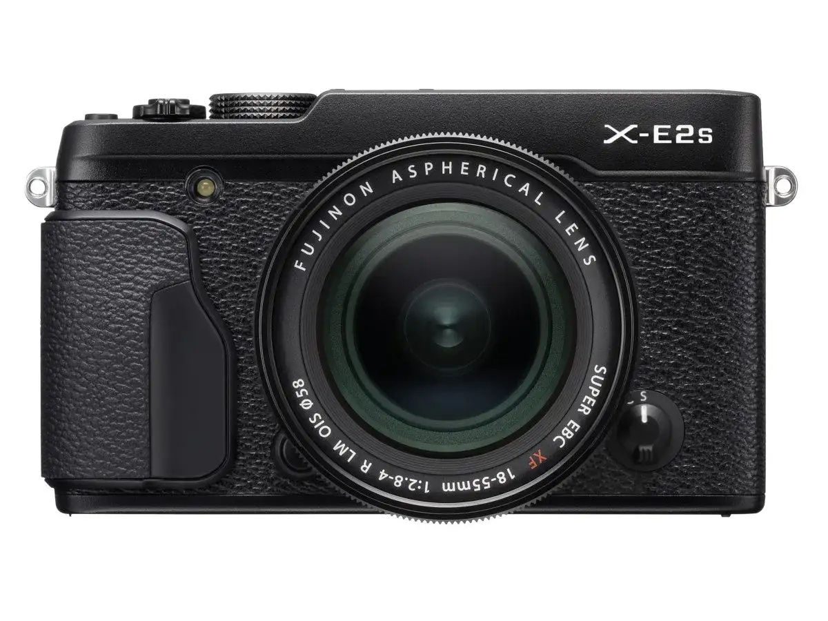 Elegancki aparat Fujifilm X-E2S z obiektywem Fujinon 18-55mm.