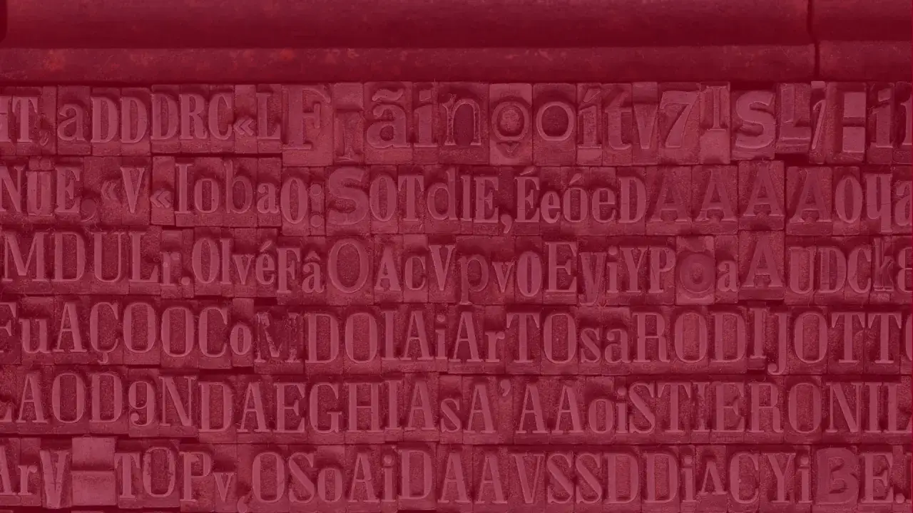Typograf co to? Metalowe czcionki z literami i cyframi, gotowe do druku.