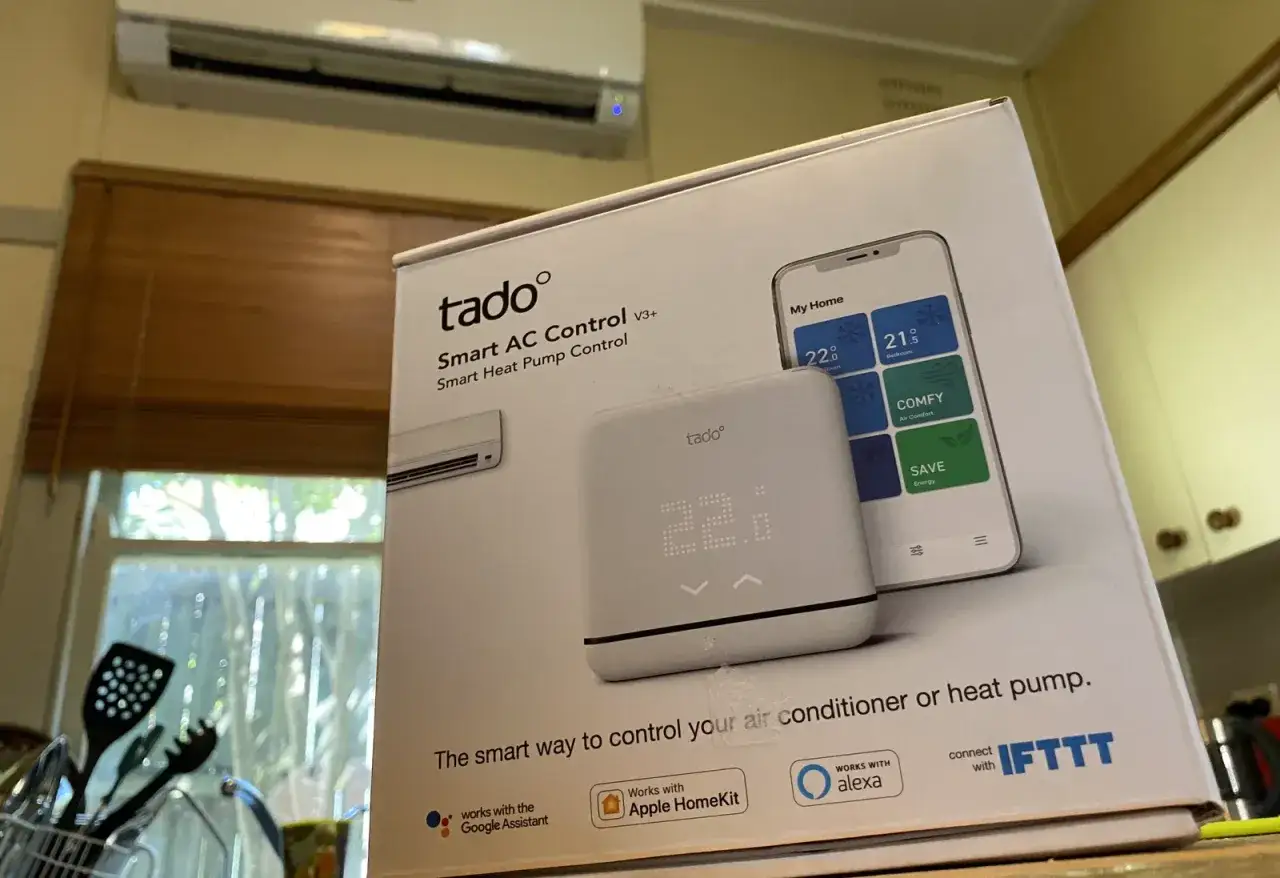 Bo&icirc;te du tado Smart AC Control, compatible HomeKit, pour une gestion intelligente de la climatisation.