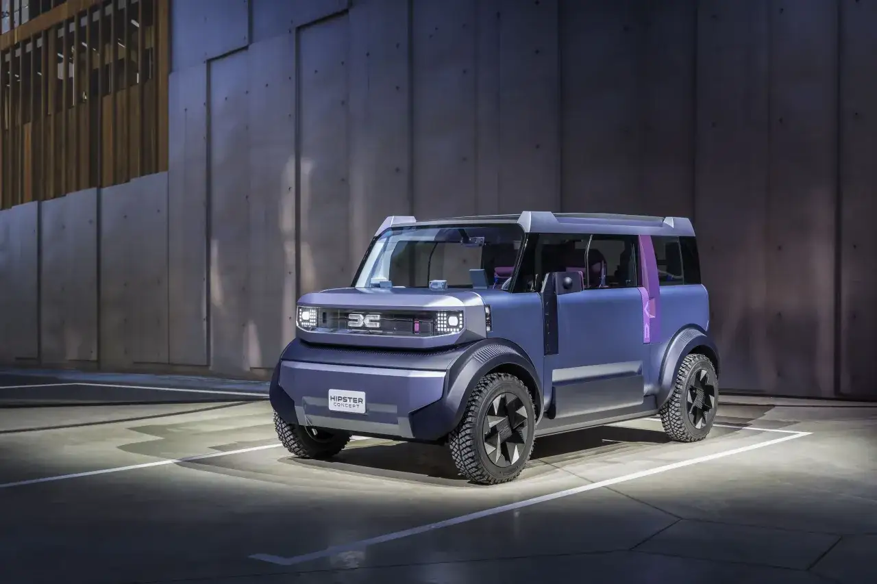 Niebieski koncept Dacia Hipster Concept, z fioletowymi akcentami, stoi na parkingu. Dacia to marka o rumuńskim kraju pochodzenia.